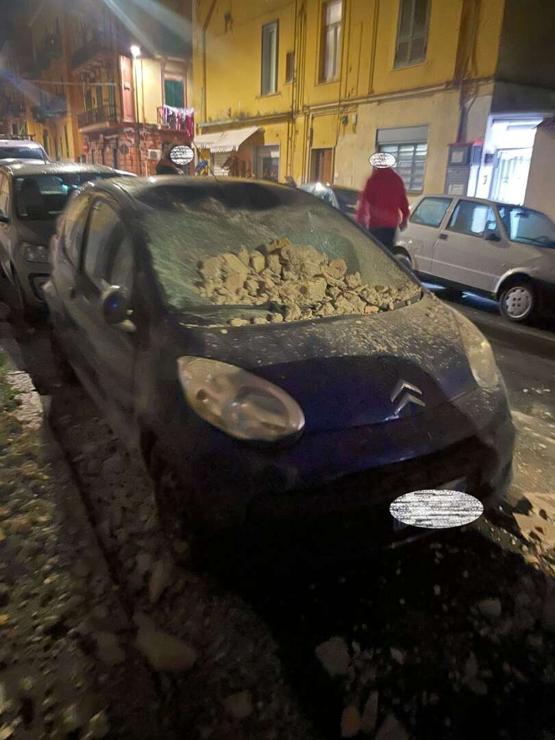 FOTO/ Forte scossa di terremoto avvertita a Napoli e provincia, gente in strada