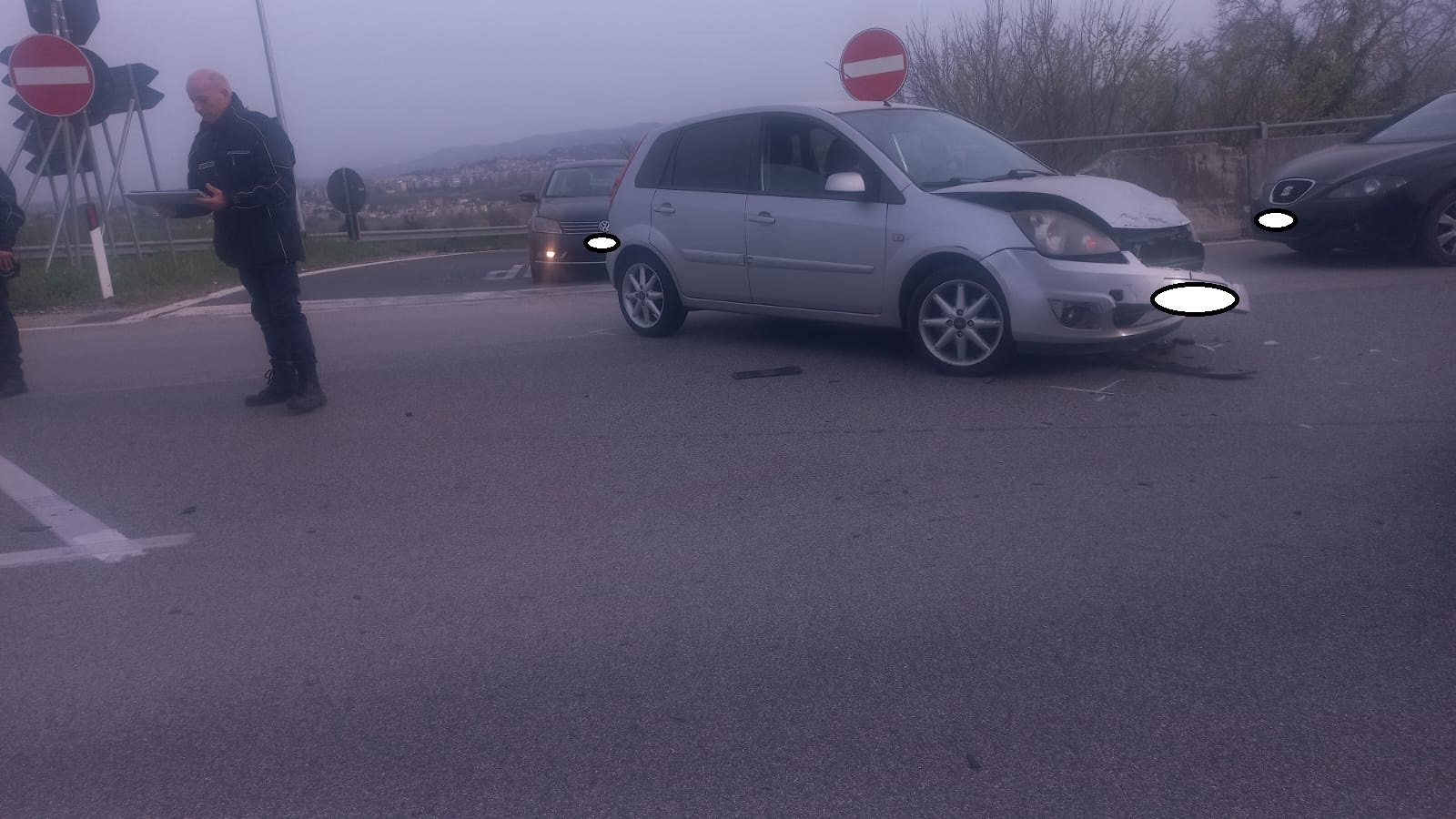 FOTO/ Scontro tra un’auto e una moto alle porte della città: due feriti