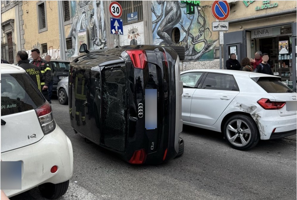 Napoli, auto urta su altra in sosta vietata e si ribalta in via Salvator Rosa: “È strada killer”