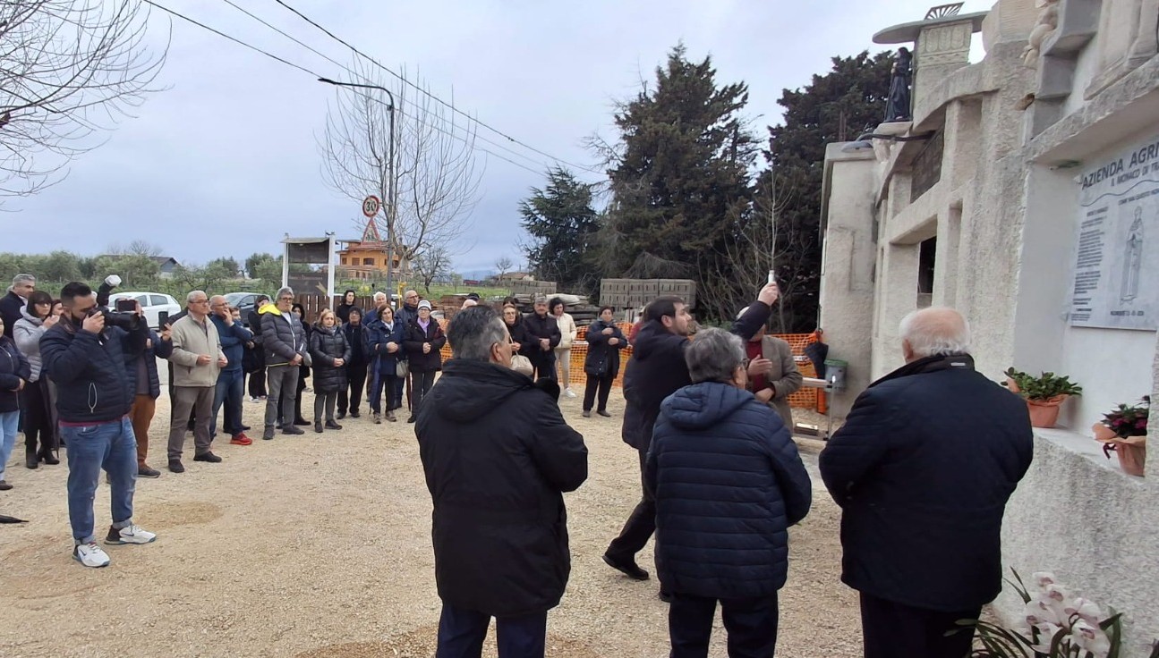 FOTO/ Palomonte, scoperta la targa nel 201esimo anno dalla nascita del monaco di Tratuolo: presenti due generazioni di eredi del frate