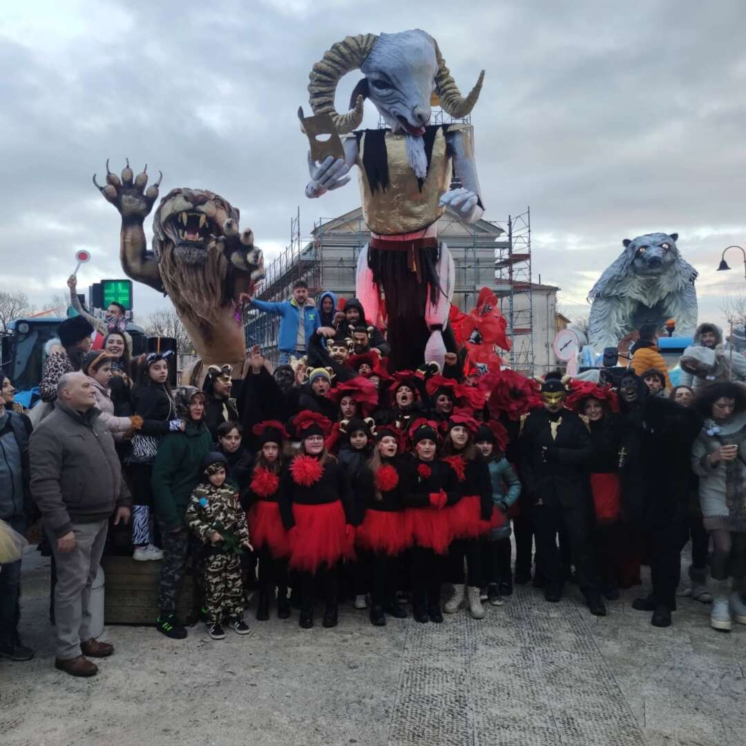 Il pezzo più colorato dell’anno: le foto di Carnevale dai comuni sanniti