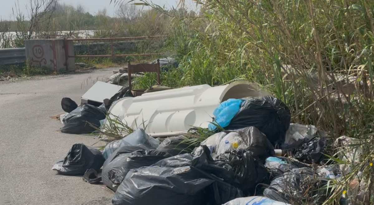 VIDEO/ Aversana, verso l’aeroporto Costa d’Amalfi viaggiando tra i rifiuti