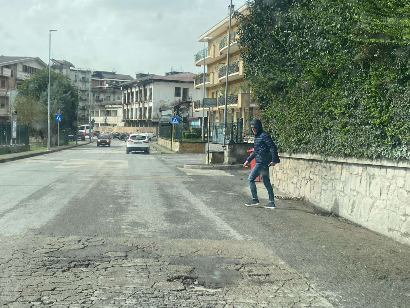 FOTO/ Buche stradale, quando il “rattoppo” diventa ordinarietà